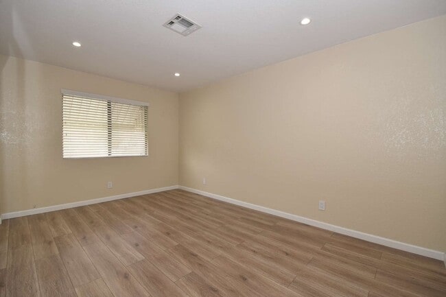 Building Photo - Large 2Bedroom | 2nd Floor | Highly Remodeled