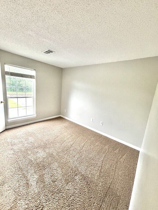 Building Photo - *1/2 Off 1st Months Rent!* 4 Bed, 2 Bath Condo Near MTSU in Murfreesboro