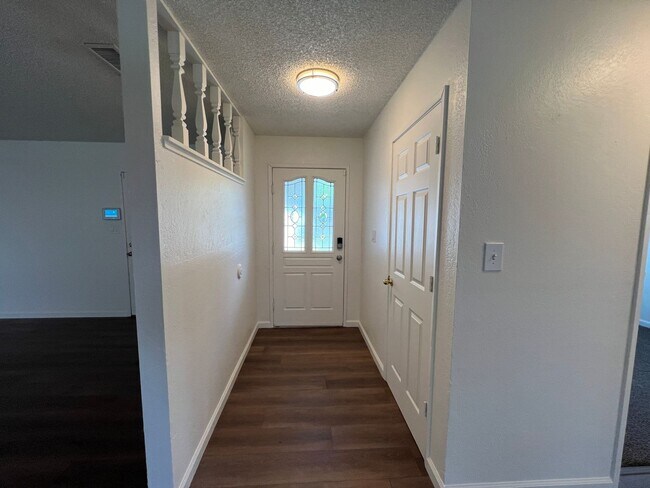 Building Photo - Updated 3 bedroom single story in Manteca!