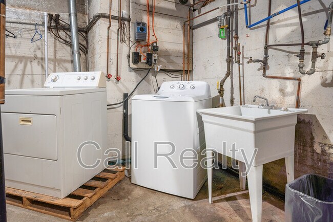 Building Photo - 827 W 11th Ave