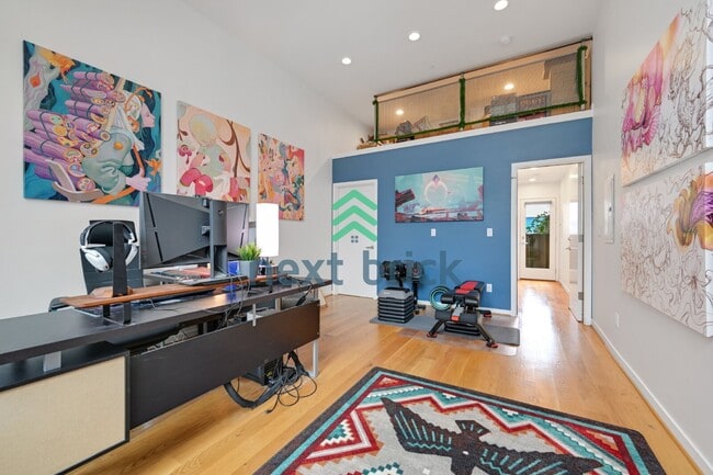 Building Photo - Charming 2-Bedroom Townhouse with 2.5 Baths and Spacious 1,510 Sq Ft in Seattle's Vibrant Neighbo...