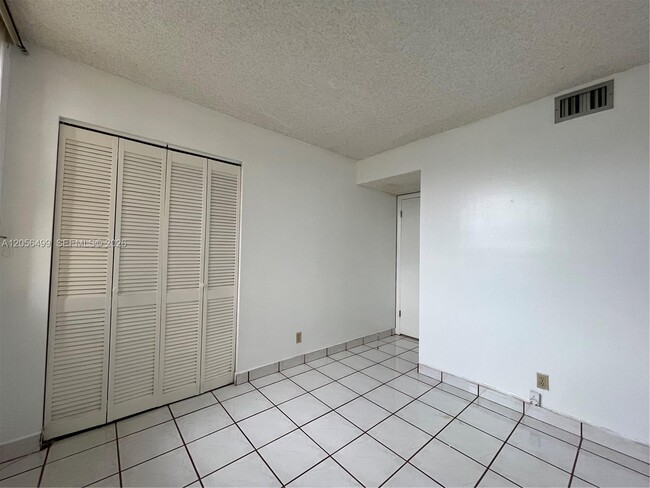 Building Photo - 215 Lake Pointe Dr