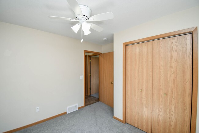 Building Photo - Comfortable 3-Bedroom Condo in Brandon – Available Now!