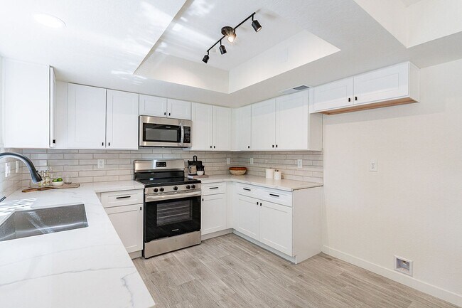 Building Photo - Live in luxury in this Scottsdale condo!