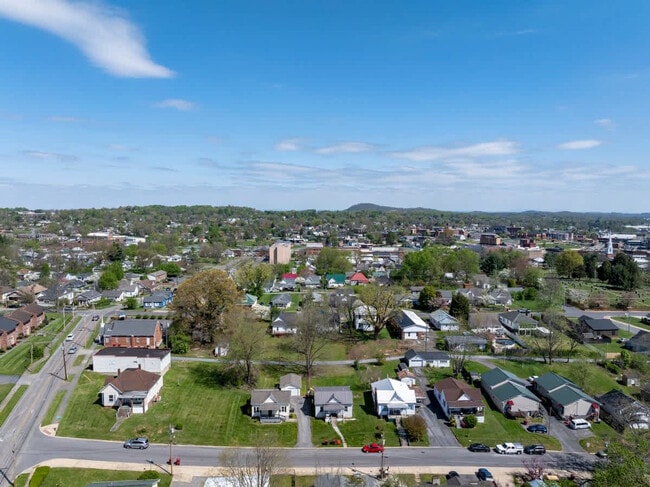 Building Photo - 220 Highland Ave