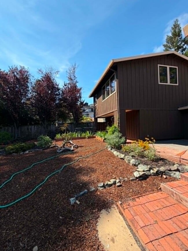Building Photo - 775 Hillcrest Way