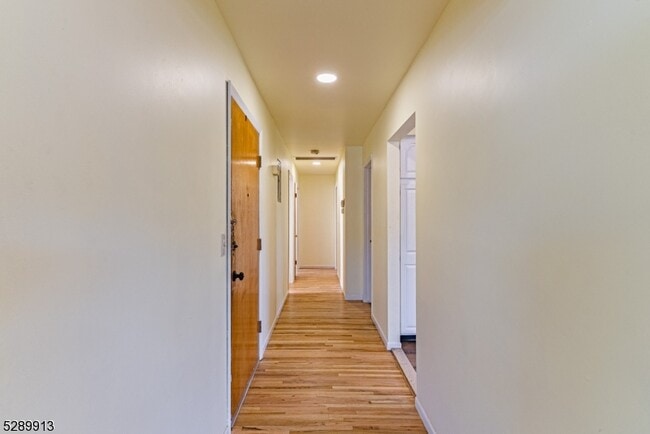 Building Photo - 16 Harris St