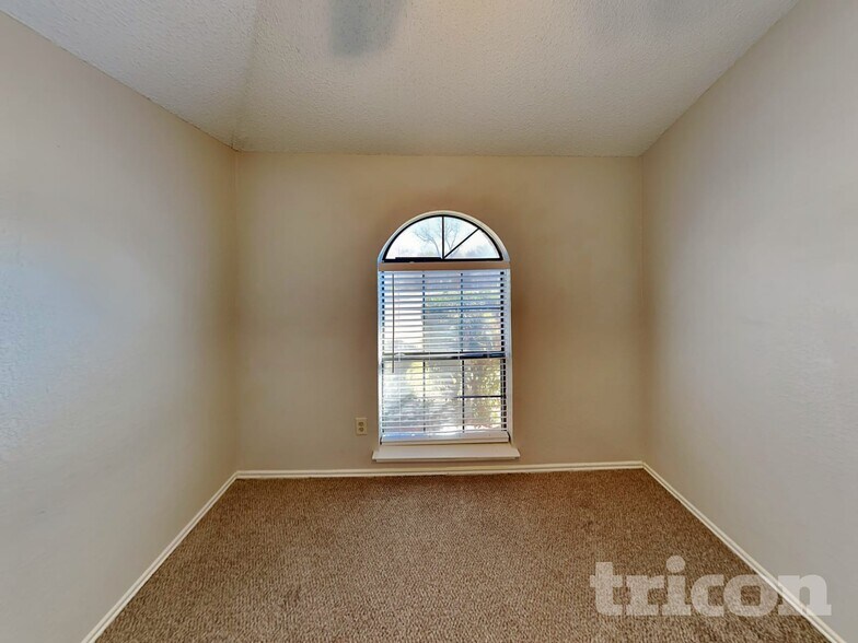 Building Photo - 709 De Soto Dr