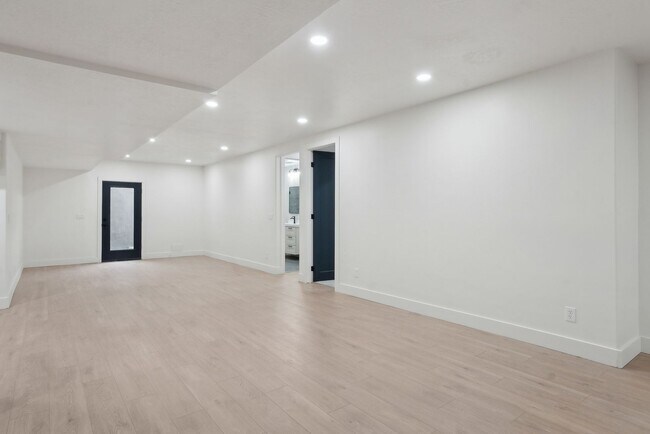Building Photo - Stunning Single Family Home In Beautiful N...