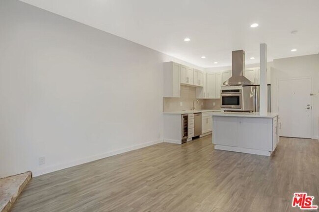 Building Photo - Stunning Playa del Rey Condo Awaits You!
