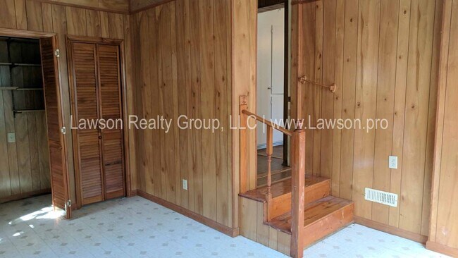 Building Photo - Conveniently Located, Spacious Salem Home