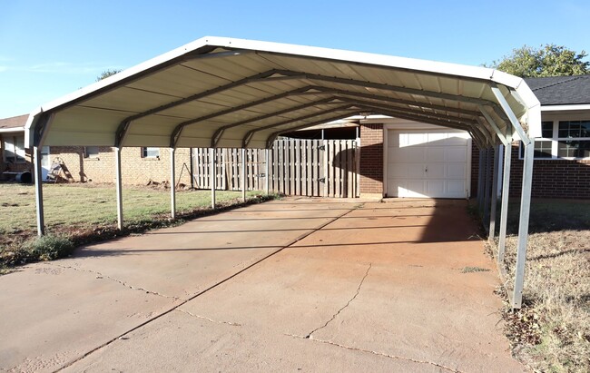 Building Photo - Charming 3 bedroom 1 bath on an Oversized lot