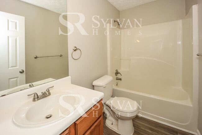 Building Photo - 11 Laurel Dr