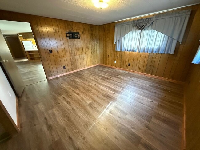 Building Photo - 4 Bed 2 Bath Home with 2 Car Garage, Large Private Fenced Yard. Lander, WY