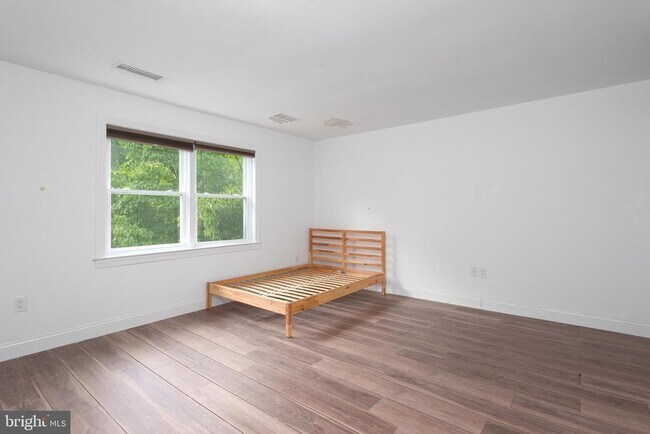 Building Photo - 211 Ross Stevenson Cir