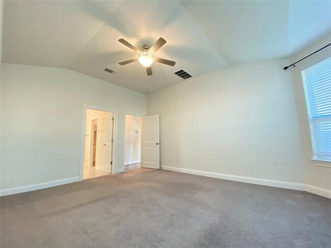 Building Photo - 1405 Vista View Dr