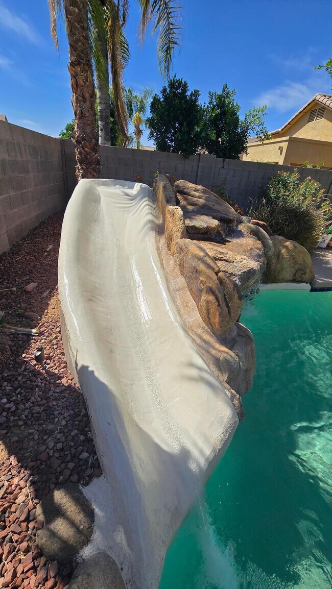 Building Photo - 8213 W Quail Ave