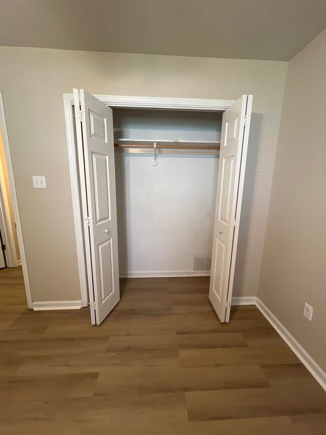 Building Photo - 2 bedroom 2 bath Duplex for lease right off common street