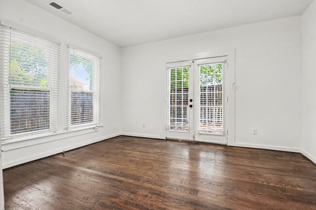Building Photo - Bungalow- 915