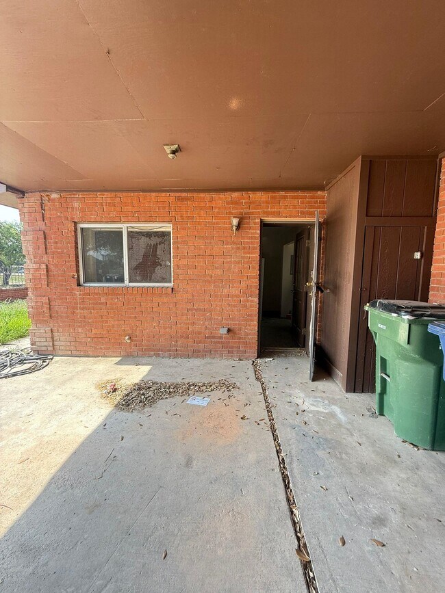 Building Photo - 419 W Travis St