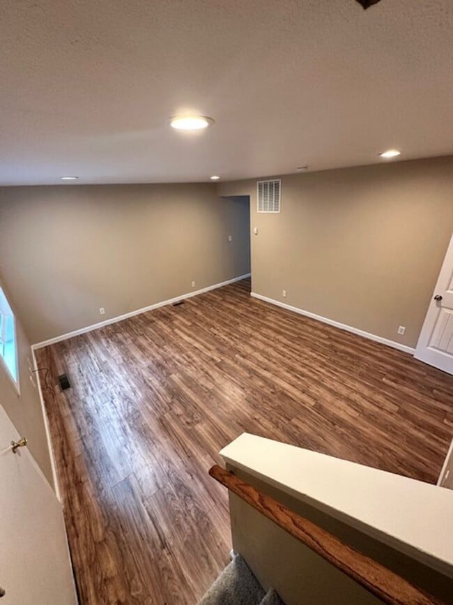 Building Photo - Nicely updated duplex 2Bd unit available soon!! Call me today to inquire!