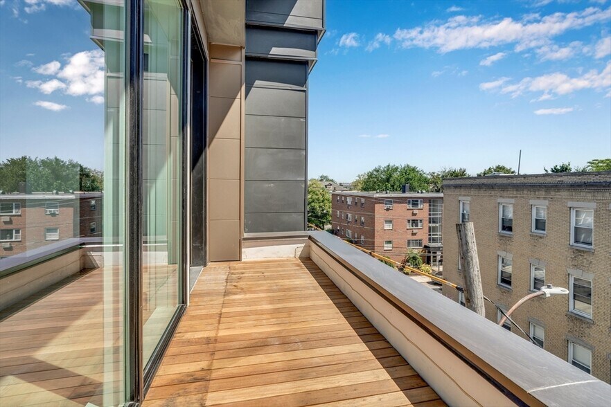 Building Photo - 55 Linden St