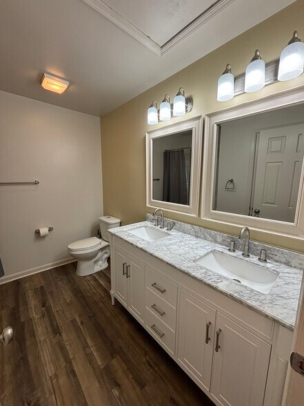 Master bathroom - 405 Franklin St