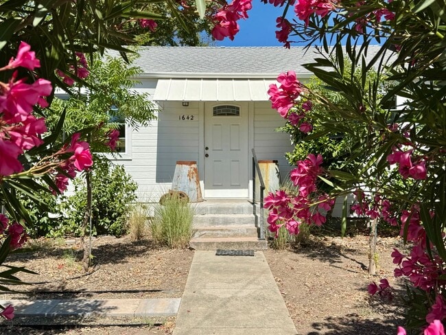 Building Photo - Available For 4+ Months!* Rare Find Furnished Saint Helena Gem, “Upper Tainter” 2 Bedrooms, 2 Bat...