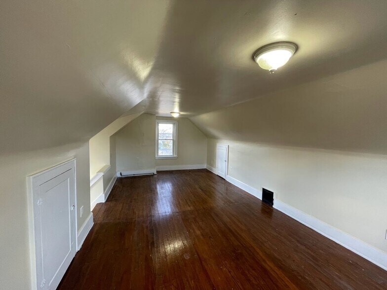 Building Photo - 1172 Tulip St