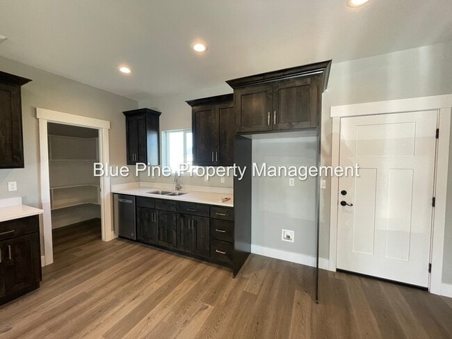 Building Photo - 5844 Wildrose Ave