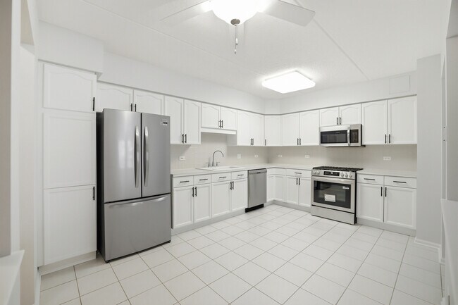 Building Photo - 650 S River Rd