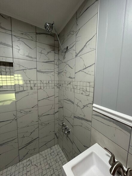 Shower - 2511 Mashburn Rd