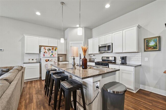 Building Photo - 501 Peace Dr