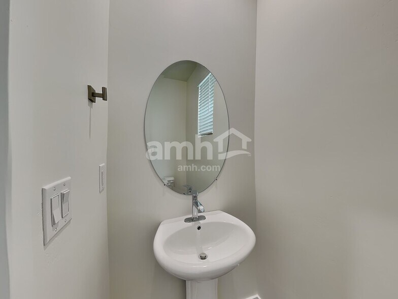 Building Photo - 1272 W Mahogany St