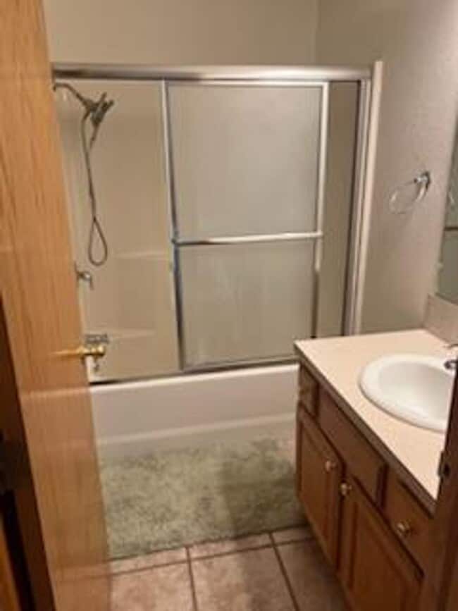 Building Photo - Hutchinson Rental