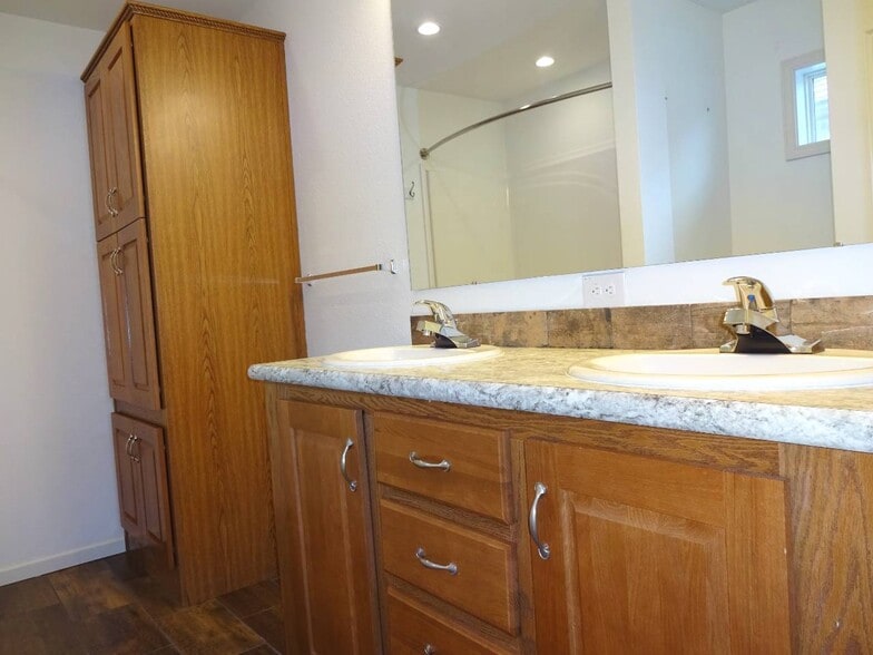 Master Bath - 120 Barnwood Cir