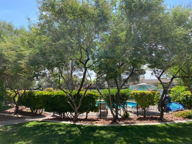 Building Photo - Las Vegas Country Club. Modernized and Upg...