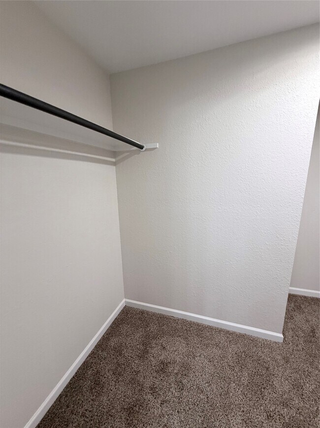 Building Photo - 2915 Creston Dr