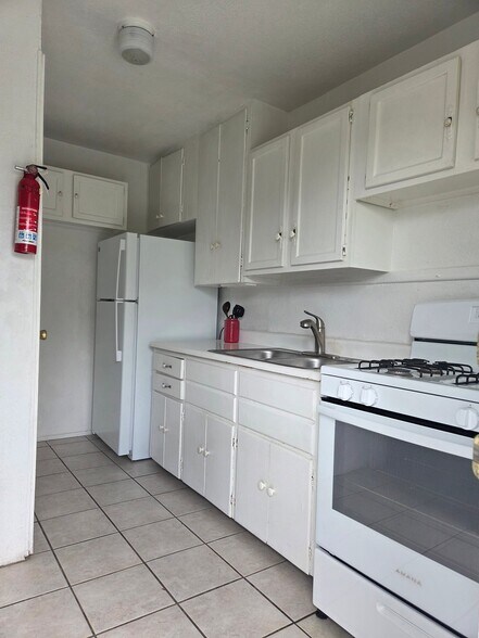 Building Photo - 641 Robinson St