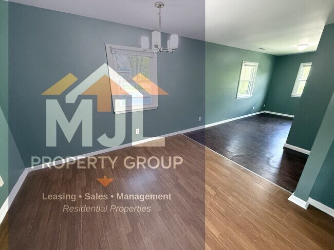 Building Photo - Spacious 3 Bedroom / 1 Bath Apartment in Sugar Creek *Ready Now*