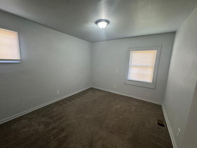 Building Photo - 15018 Pinehurst St