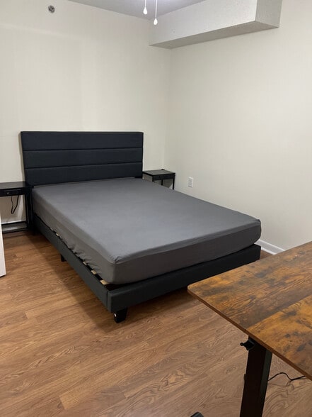 Building Photo - Room in Condo on Collegiate Cir