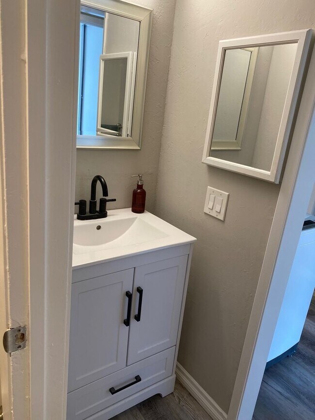 Building Photo - PICTURE PERFECT ONE BEDROOM , ONE BATH CONDO. GREAT MV LOCATION