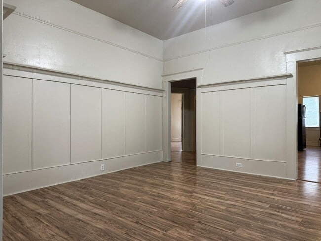 Building Photo - Endearing 2/1 Available Now!!!