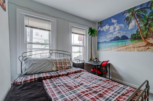 Building Photo - 164 Orient St