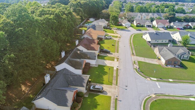 Building Photo - BEAUTIFUL 3 BEDROOM / 2 BATH HOME WITH PRIVACY FENCE!