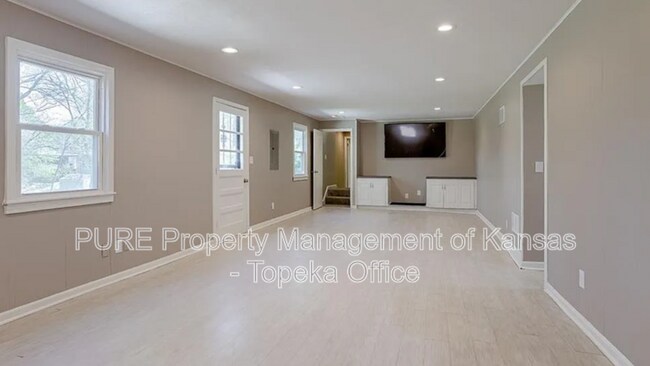 Building Photo - 9917 Flora Ave