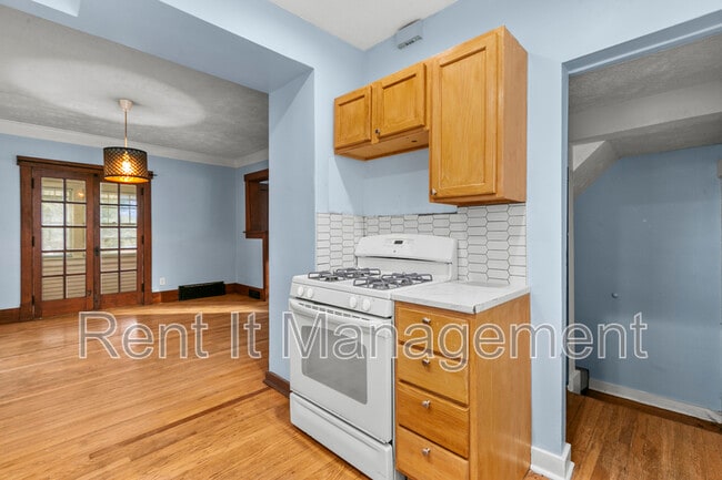 Building Photo - 3228 Fontenelle Blvd