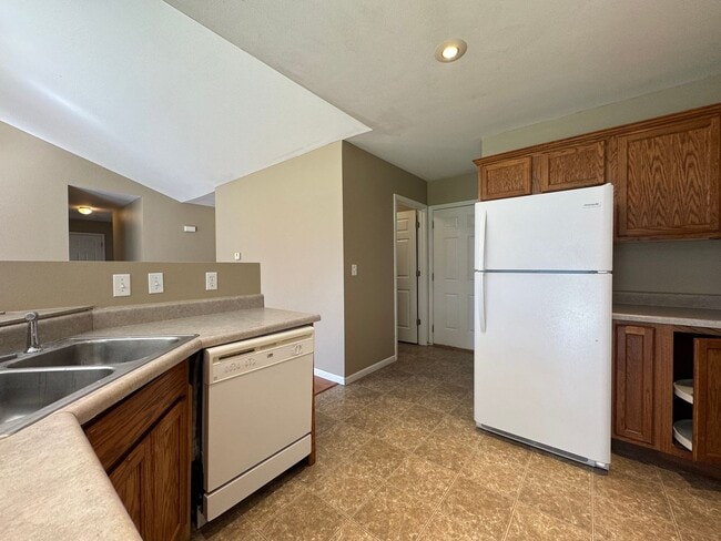 Building Photo - Home in Pioneer Ridge – Pet Friendly & Min...