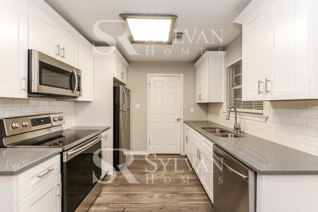 Building Photo - Lovely 3BR 1BA Home